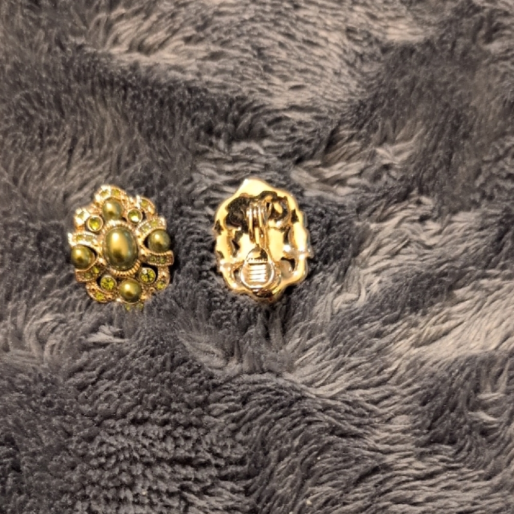 Elegant Gold and Green Statement Ring